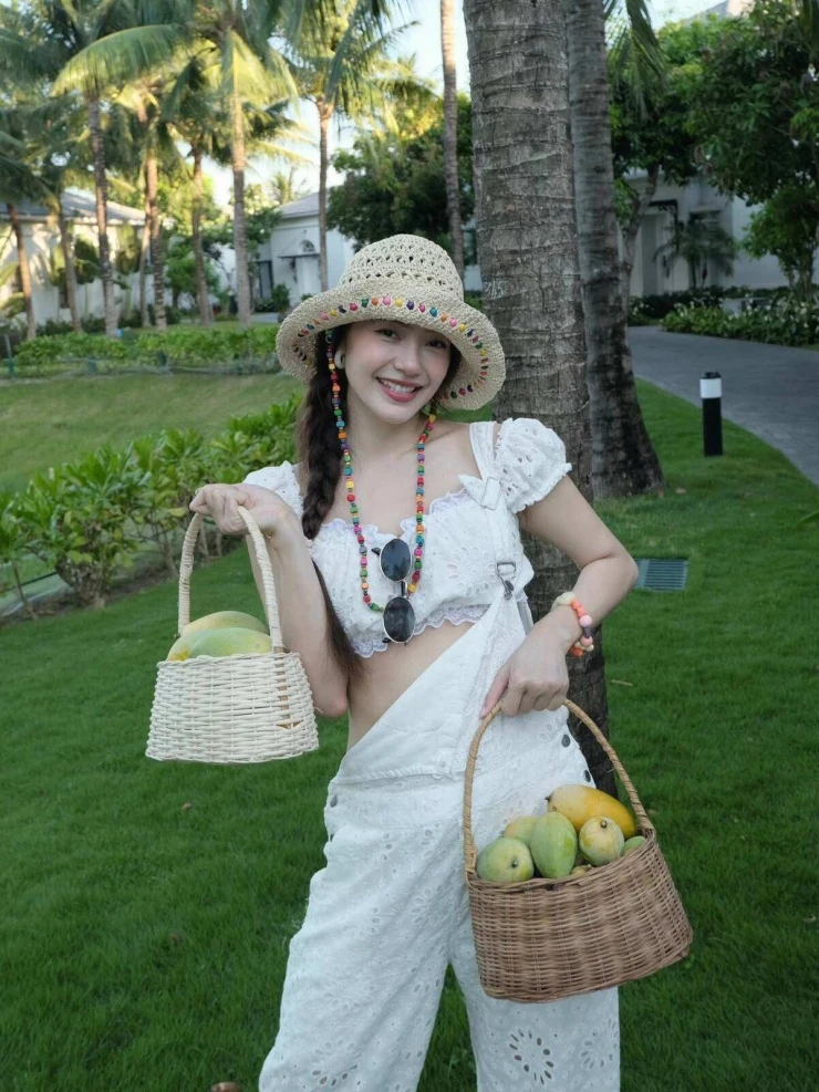 Ảnh sao 28/6: Lê Giang cưng nựng con gái của Lê Lộc
