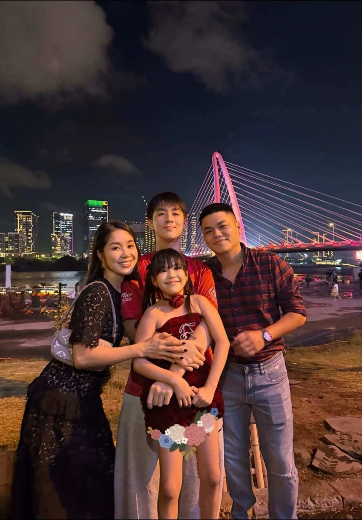 Ảnh sao 28/6: Lê Giang cưng nựng con gái của Lê Lộc