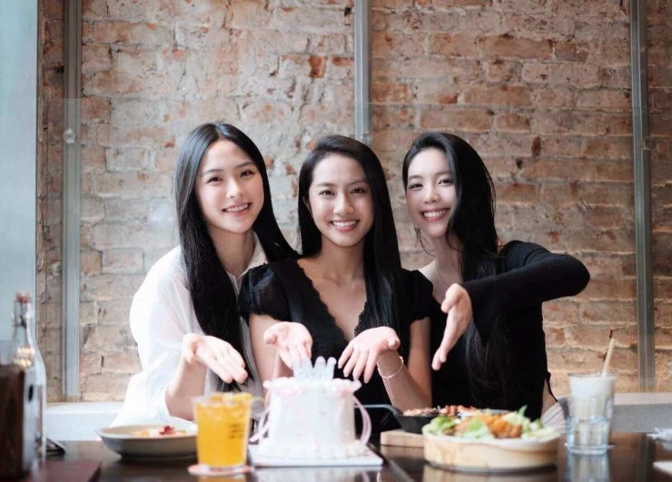 Ảnh sao 28/6: Lê Giang cưng nựng con gái của Lê Lộc