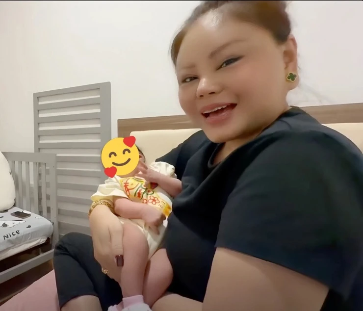 Ảnh sao 28/6: Lê Giang cưng nựng con gái của Lê Lộc