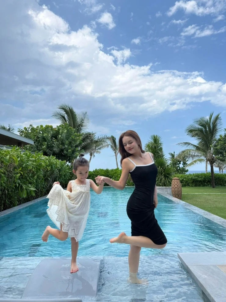 Ảnh sao 28/7: Tăng Thanh Hà mặc đồ bơi khoe dáng gái 3 con