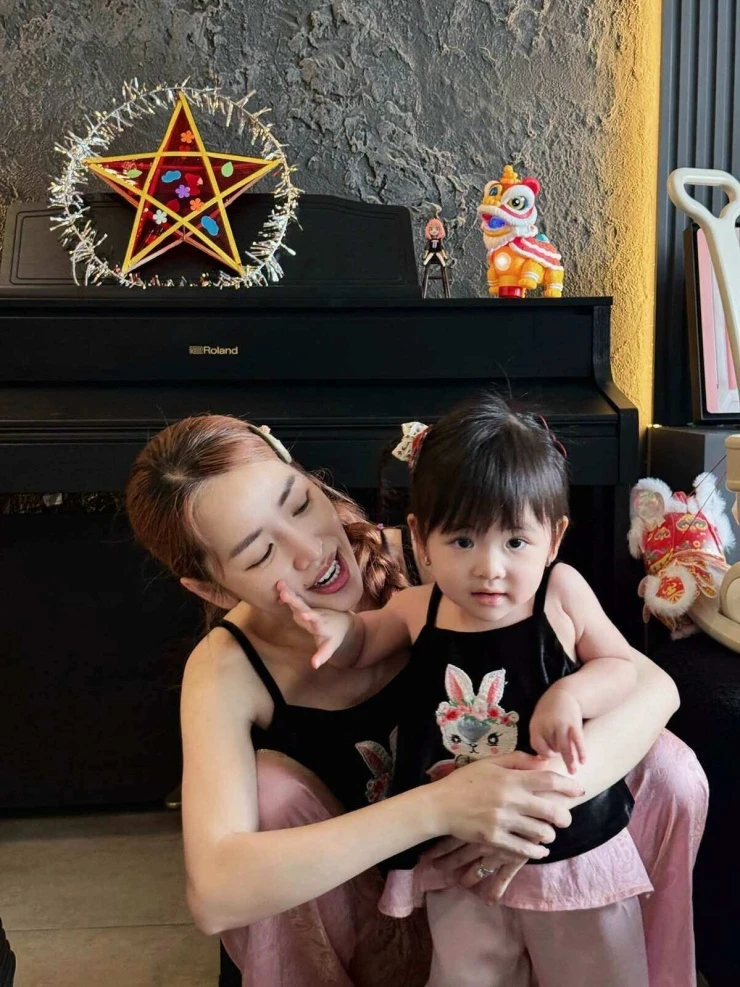 Ảnh sao 28/9: Hoàng Oanh trân trọng giây phút thảnh thơi bên con Ảnh sao 28/9: Hoàng Oanh trân trọng giây phút thảnh thơi bên con