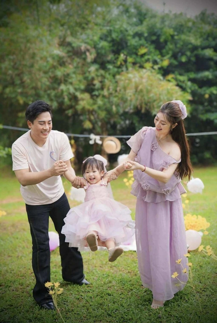 Ảnh sao 29/6: Mai Phương Thúy khoe vẻ gợi cảm trên sân tennis