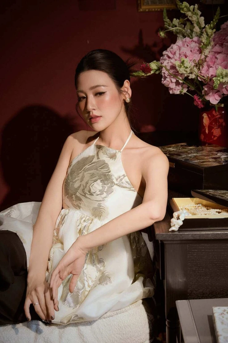 Ảnh sao 29/6: Mai Phương Thúy khoe vẻ gợi cảm trên sân tennis