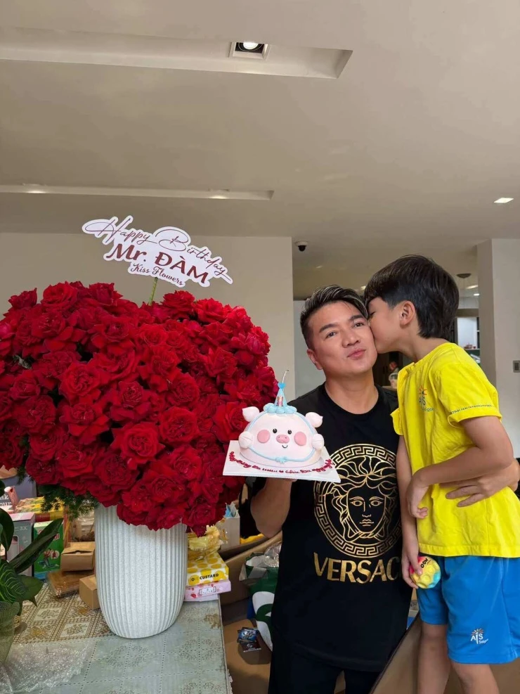 Ảnh sao 3/10: Con trai hôn má mừng sinh nhật Đàm Vĩnh Hưng Ảnh sao 3/10: Con trai hôn má mừng sinh nhật Đàm Vĩnh Hưng