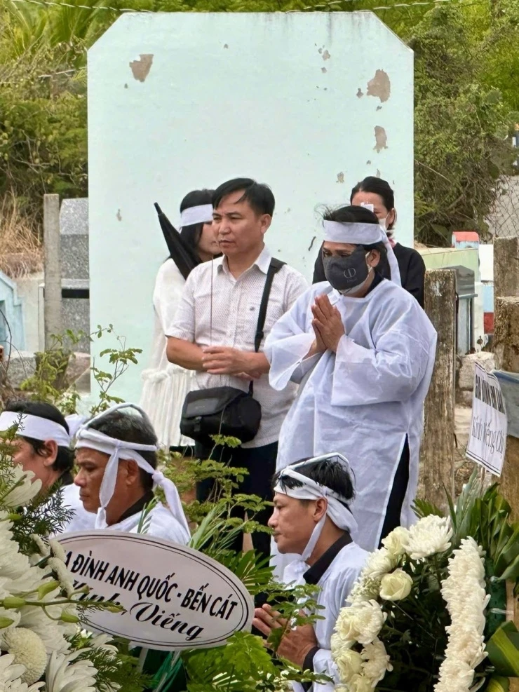 Ảnh sao 3/6: Trương Quỳnh Anh nhỏ bé bên con trai cao 1,82 m Ảnh sao 3/6: Trương Quỳnh Anh nhỏ bé bên con trai cao 1,82 m
