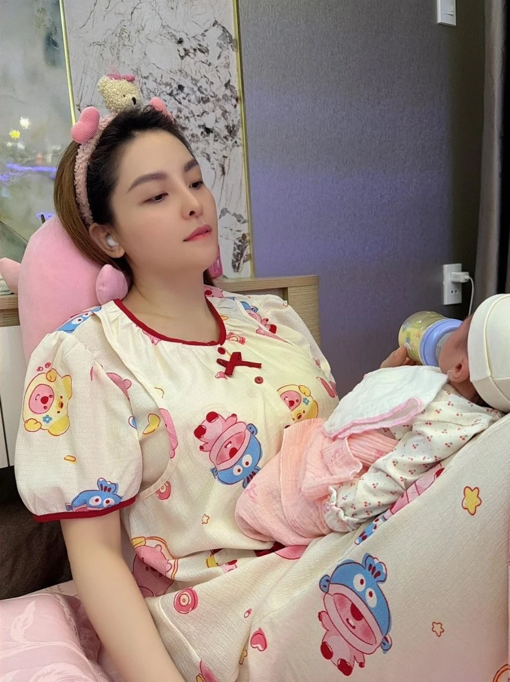 Ảnh sao 3/6: Trương Quỳnh Anh nhỏ bé bên con trai cao 1,82 m Ảnh sao 3/6: Trương Quỳnh Anh nhỏ bé bên con trai cao 1,82 m