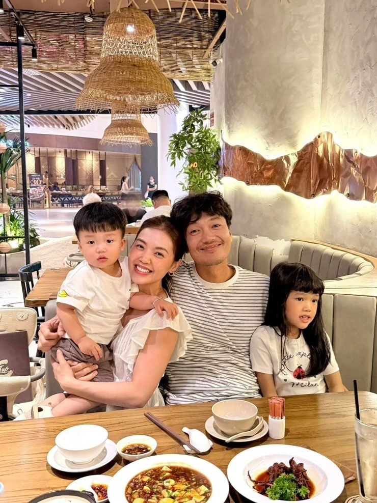 Ảnh sao 3/6: Trương Quỳnh Anh nhỏ bé bên con trai cao 1,82 m Ảnh sao 3/6: Trương Quỳnh Anh nhỏ bé bên con trai cao 1,82 m