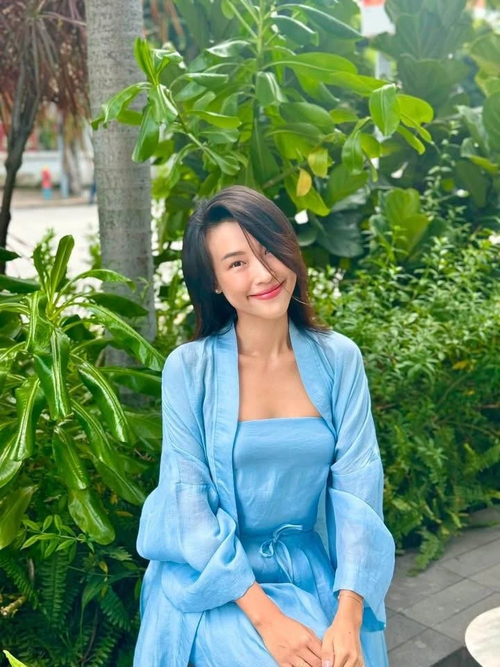 Ảnh sao 3/6: Trương Quỳnh Anh nhỏ bé bên con trai cao 1,82 m Ảnh sao 3/6: Trương Quỳnh Anh nhỏ bé bên con trai cao 1,82 m