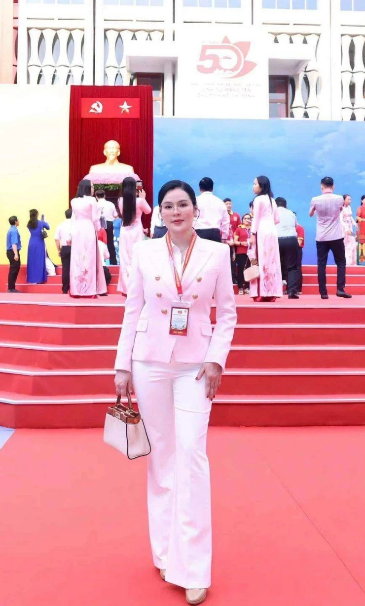 Ảnh sao 3/7: Mỹ Tâm gây thương nhớ với áo dài trắng