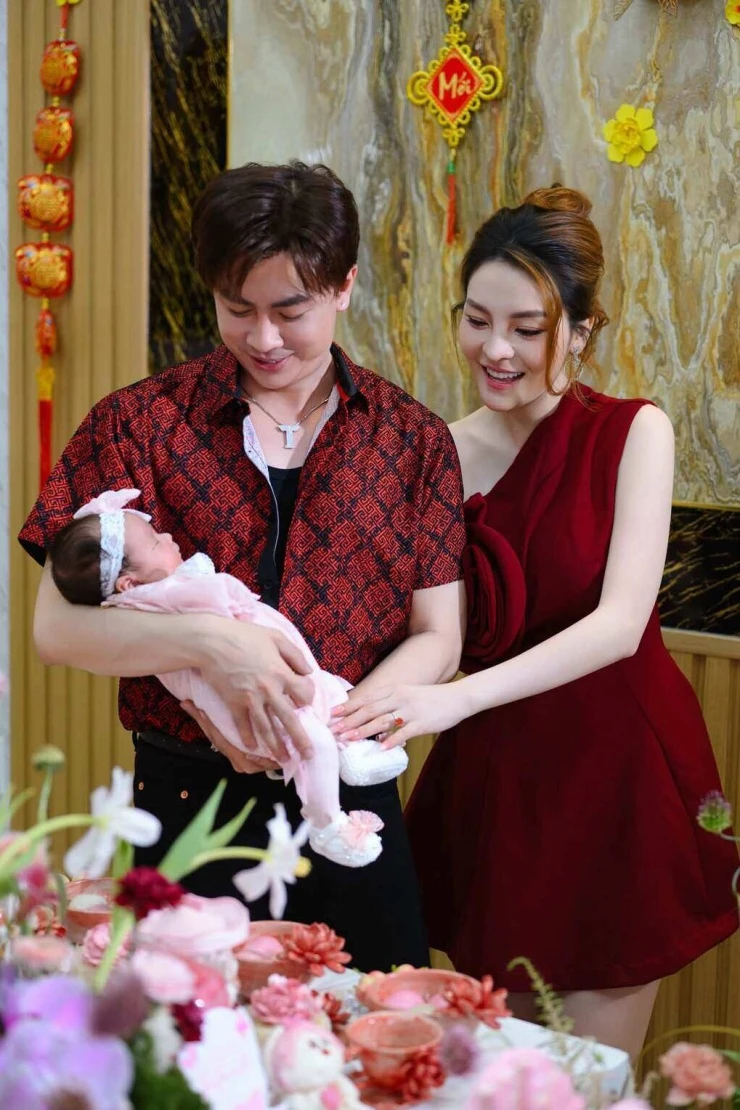 Ảnh sao 3/7: Mỹ Tâm gây thương nhớ với áo dài trắng