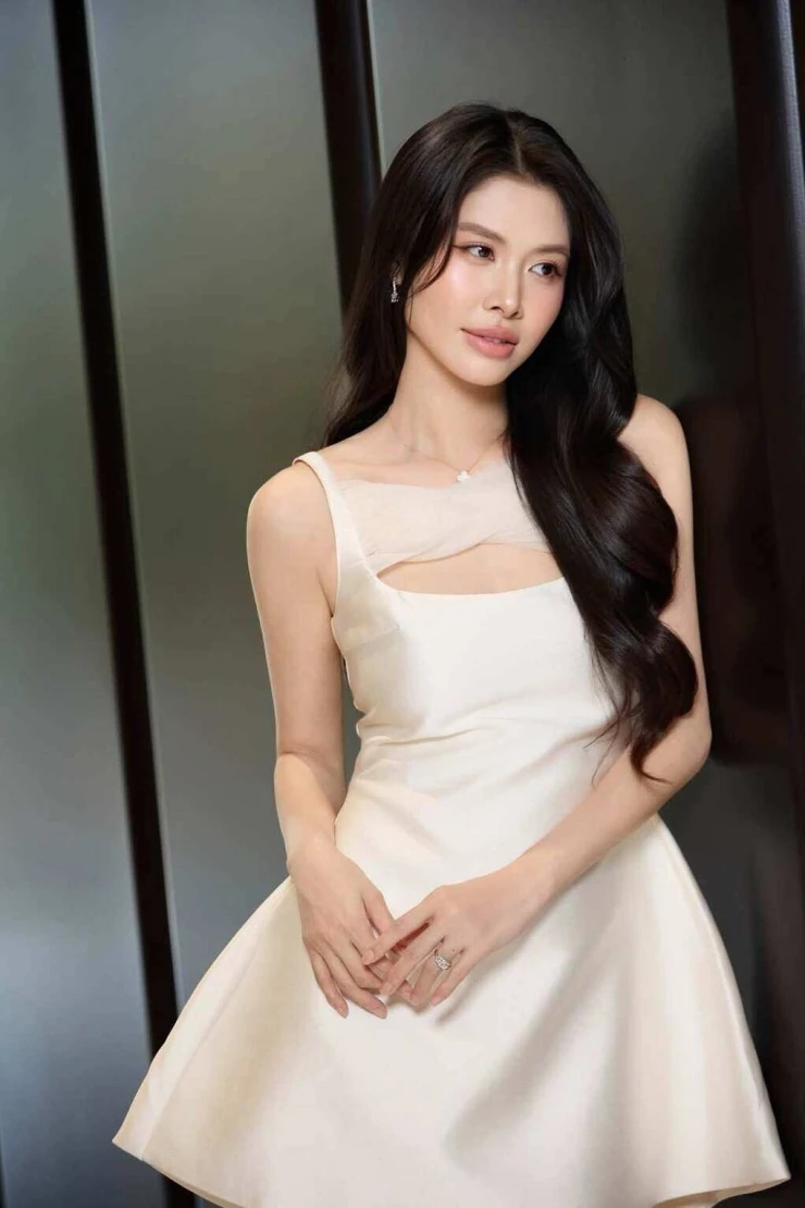 Ảnh sao 3/7: Mỹ Tâm gây thương nhớ với áo dài trắng