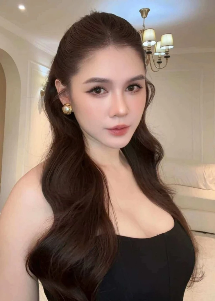 Ảnh sao 3/7: Mỹ Tâm gây thương nhớ với áo dài trắng