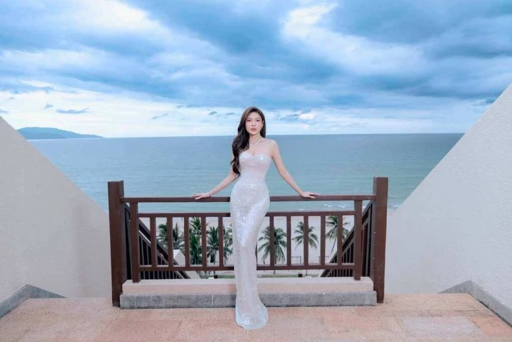 Ảnh sao 3/7: Mỹ Tâm gây thương nhớ với áo dài trắng