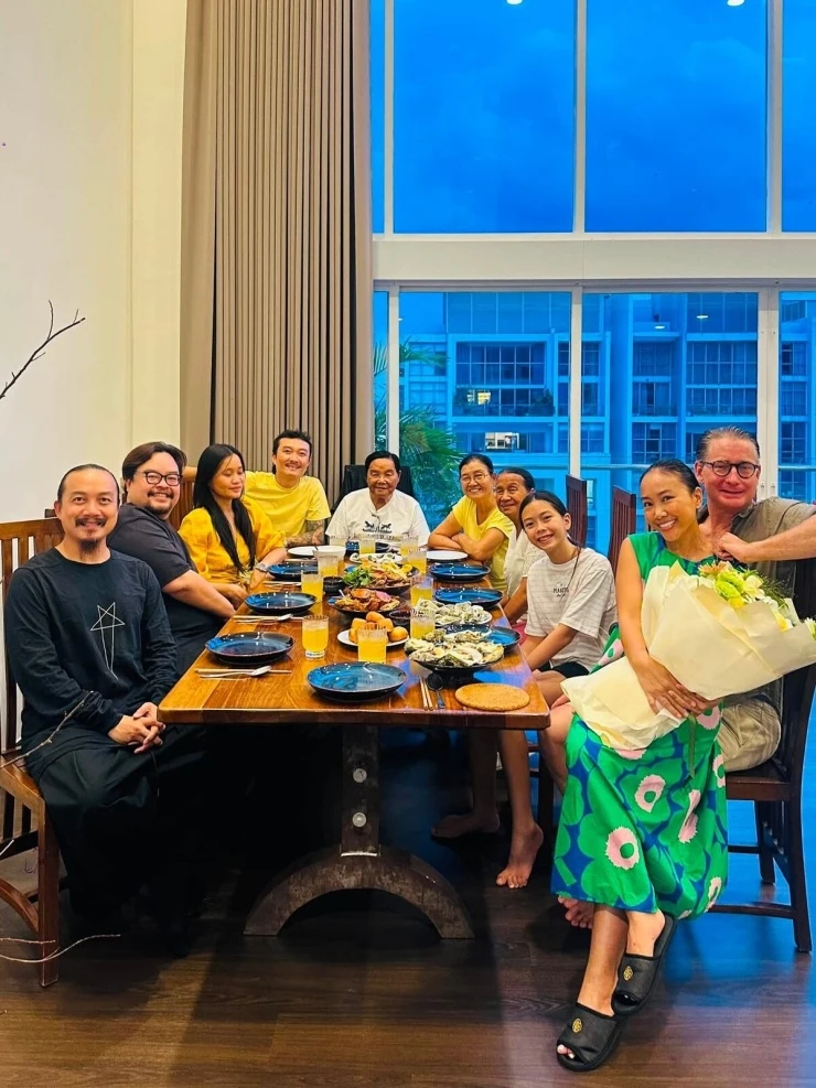 Ảnh sao 3/8: Quang Linh thăm penthouse ven sông của Hồng Nhung Ảnh sao 3/8: Quang Linh thăm penthouse ven sông của Hồng Nhung