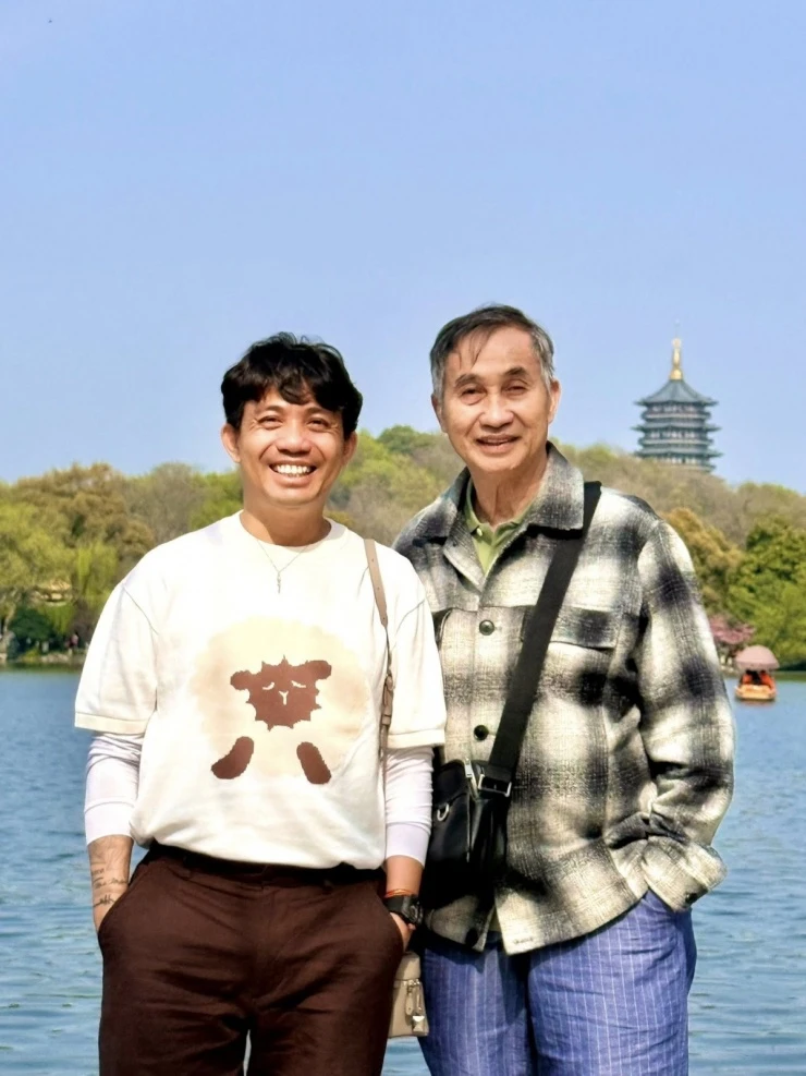 Ảnh sao 30/3: Bố con Johnathan Hạnh Nguyễn cười híp mắt bên nhau Ảnh sao 30/3: Bố con Johnathan Hạnh Nguyễn cười híp mắt bên nhau