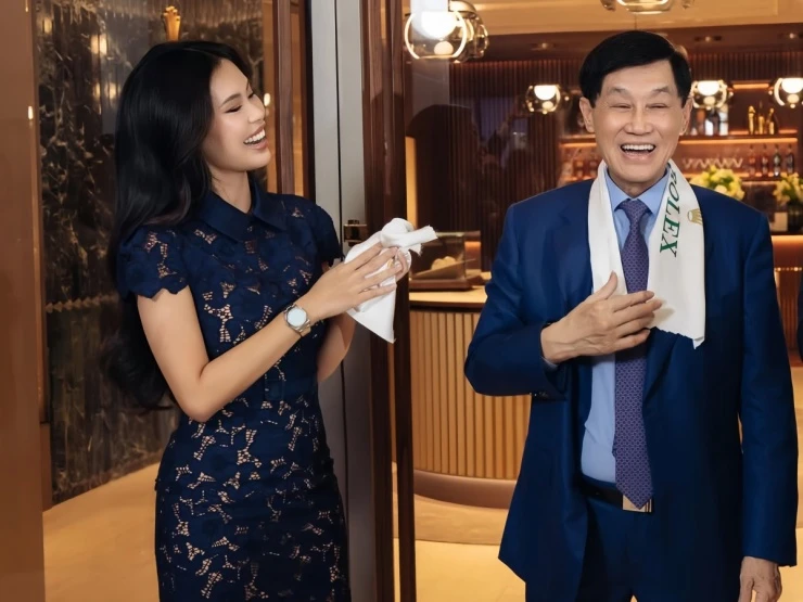 Ảnh sao 30/3: Bố con Johnathan Hạnh Nguyễn cười híp mắt bên nhau Ảnh sao 30/3: Bố con Johnathan Hạnh Nguyễn cười híp mắt bên nhau