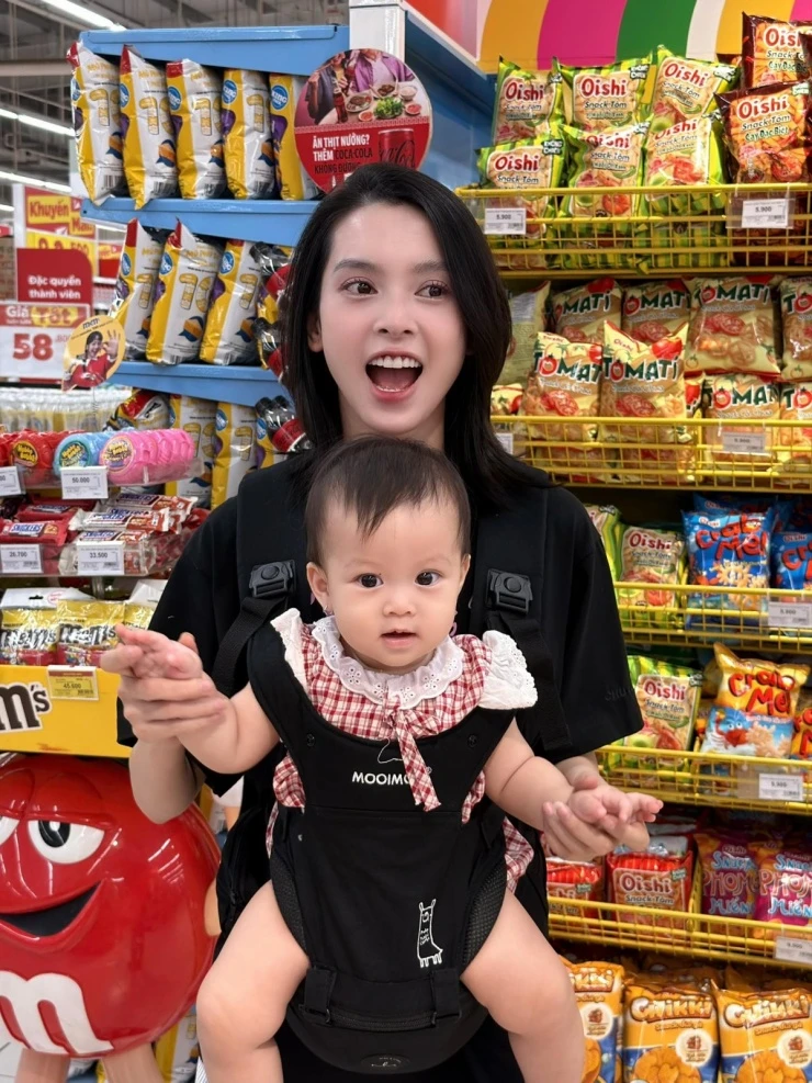 Ảnh sao 30/3: Bố con Johnathan Hạnh Nguyễn cười híp mắt bên nhau Ảnh sao 30/3: Bố con Johnathan Hạnh Nguyễn cười híp mắt bên nhau