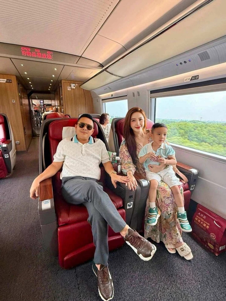 Ảnh sao 30/7: Con trai Khánh Thi - Phan Hiển cao nhỉnh hơn bố mẹ