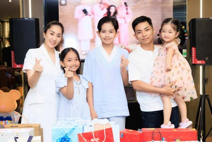 Ảnh sao 30/7: Con trai Khánh Thi - Phan Hiển cao nhỉnh hơn bố mẹ