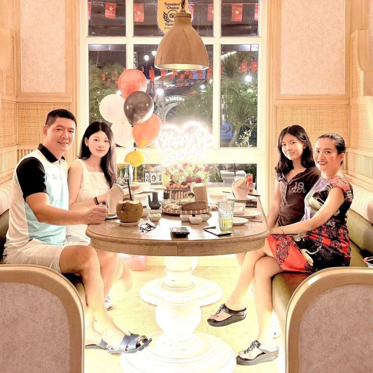 Ảnh sao 31/8: Subeo nhà Cường Đôla quấn quýt các em Ảnh sao 31/8: Subeo nhà Cường Đôla quấn quýt các em