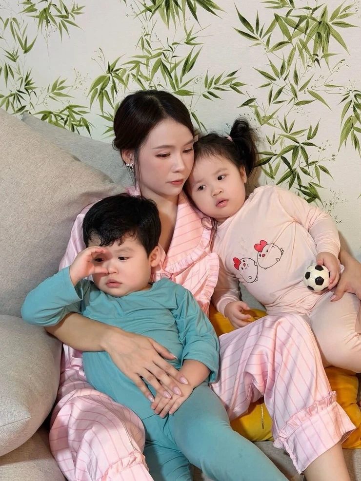 Ảnh sao 31/8: Subeo nhà Cường Đôla quấn quýt các em Ảnh sao 31/8: Subeo nhà Cường Đôla quấn quýt các em