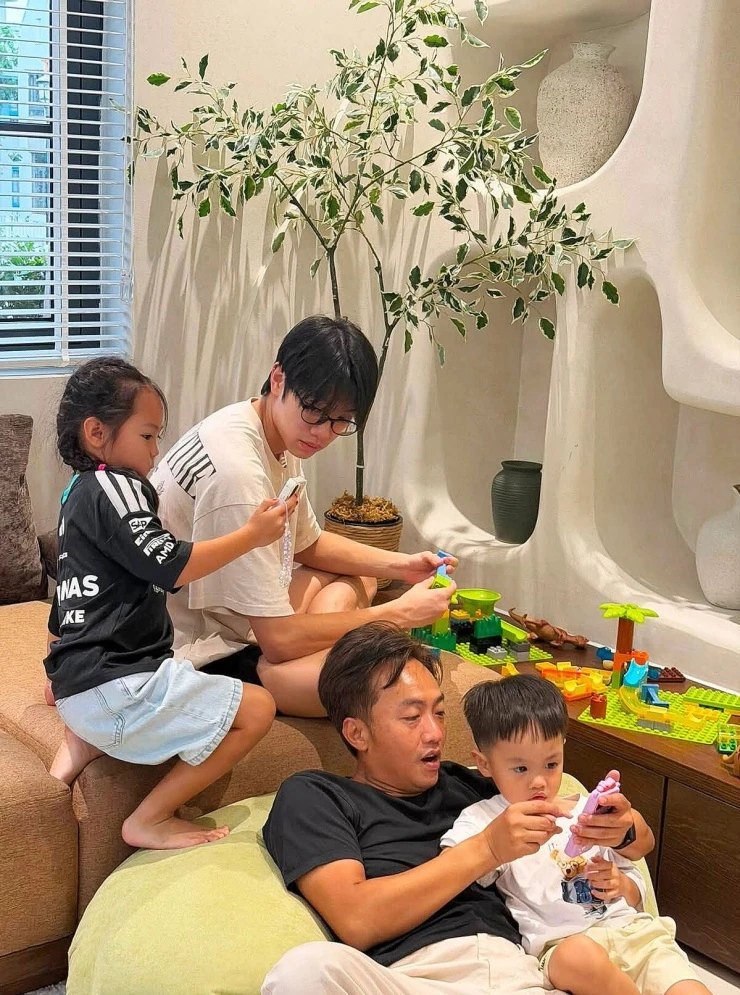 Ảnh sao 31/8: Subeo nhà Cường Đôla quấn quýt các em Ảnh sao 31/8: Subeo nhà Cường Đôla quấn quýt các em