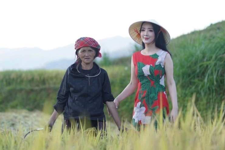 Ảnh sao 4/10: HHen Niê diện mốt dân chơi thập niên 90 đi xem show
