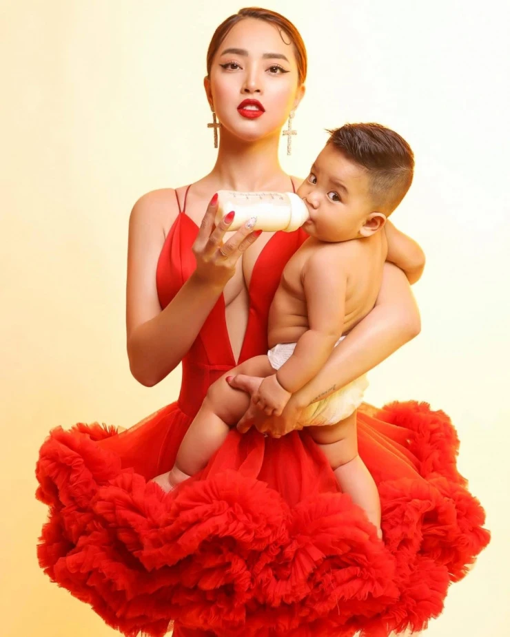 Ảnh sao 4/4: Thu Trang lần đầu đưa cặp song sinh đi làm