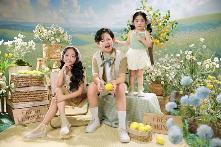 Ảnh sao 4/6: Bảo Thy tình tứ bên chồng trong tiệc mừng tuổi mới