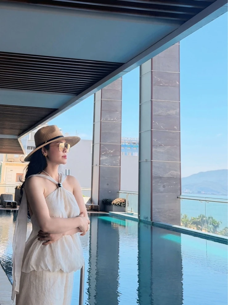 Ảnh sao 4/6: Bảo Thy tình tứ bên chồng trong tiệc mừng tuổi mới