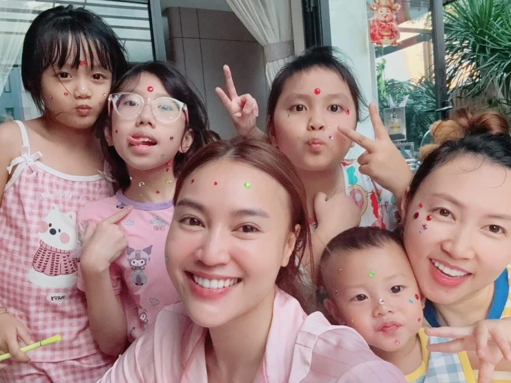 Ảnh sao 4/9: Huyền Baby nghỉ dưỡng trong biệt thự trăm tỷ đồng Ảnh sao 4/9: Huyền Baby nghỉ dưỡng trong biệt thự trăm tỷ đồng