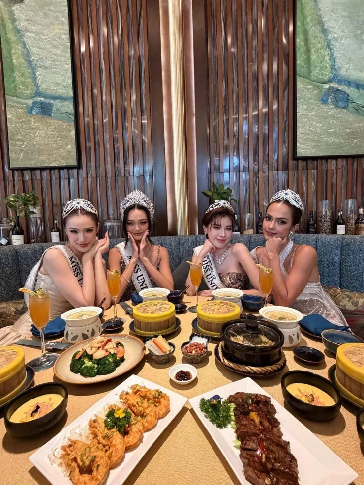 Ảnh sao 5/10: Hoa hậu Quỳnh Anh, á hậu Pháo đội vương miện đi ăn Ảnh sao 5/10: Hoa hậu Quỳnh Anh, á hậu Pháo đội vương miện đi ăn
