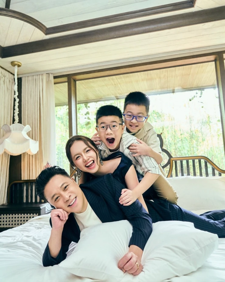 Ảnh sao 5/4: Vân Trang lần đầu đưa cặp sinh đôi 4 tuổi về nhà ông bà ngoại Ảnh sao 5/4: Vân Trang lần đầu đưa cặp sinh đôi 4 tuổi về nhà ông bà ngoại