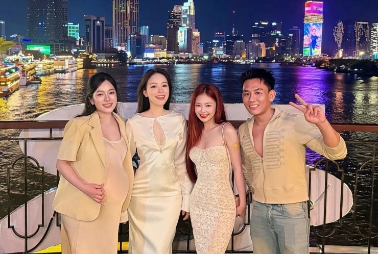 Ảnh sao 6/9: Linh Rin đón sinh nhật cùng nhóm bạn thân