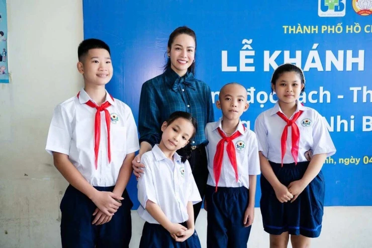 Ảnh sao 6/9: Linh Rin đón sinh nhật cùng nhóm bạn thân