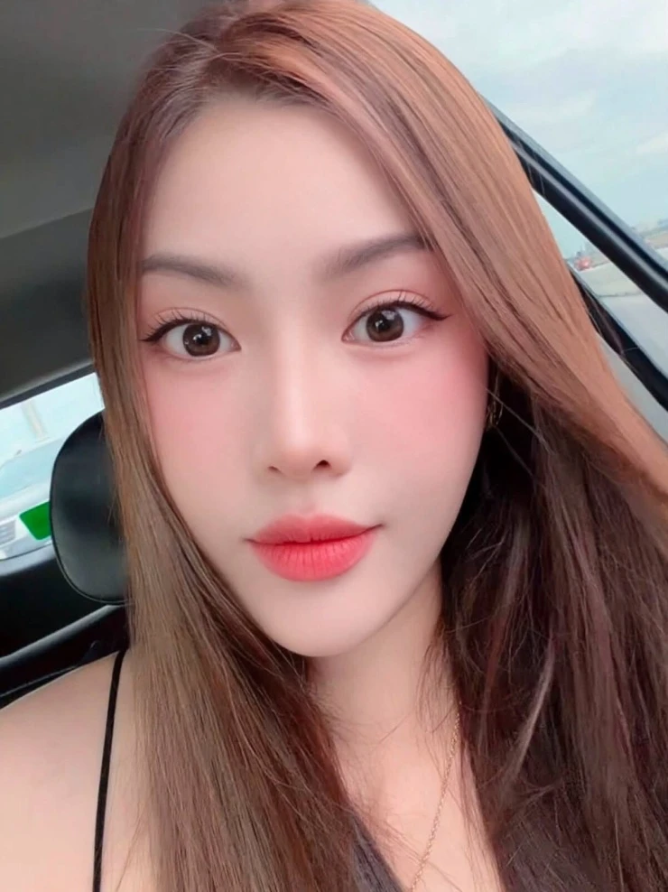 Ảnh sao 6/9: Linh Rin đón sinh nhật cùng nhóm bạn thân
