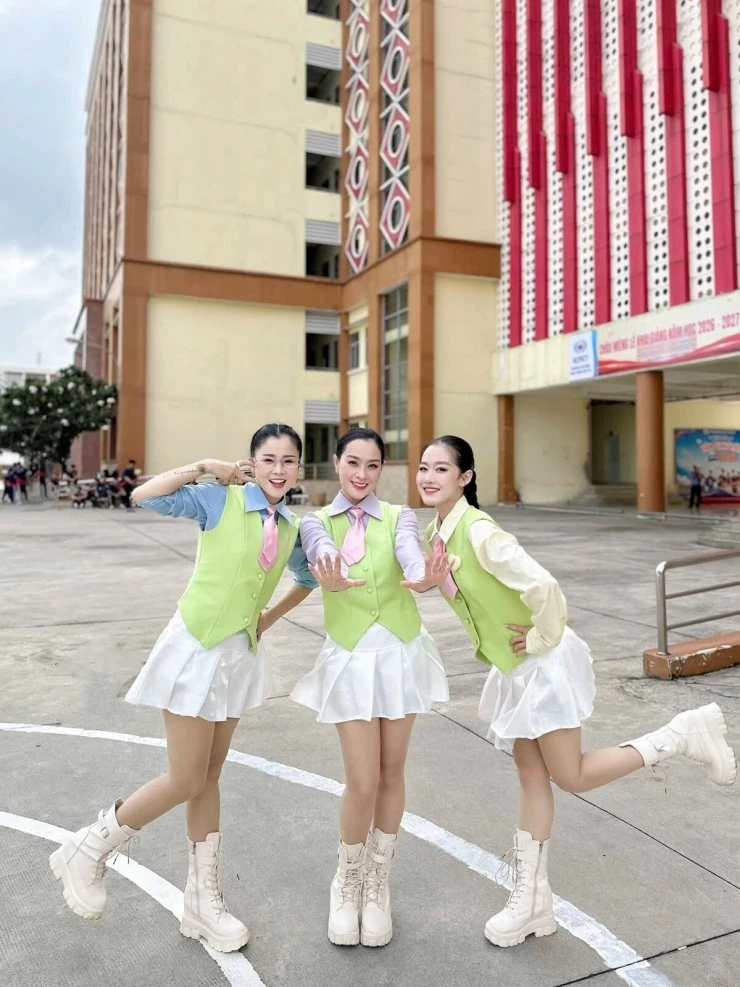 Ảnh sao 6/9: Linh Rin đón sinh nhật cùng nhóm bạn thân