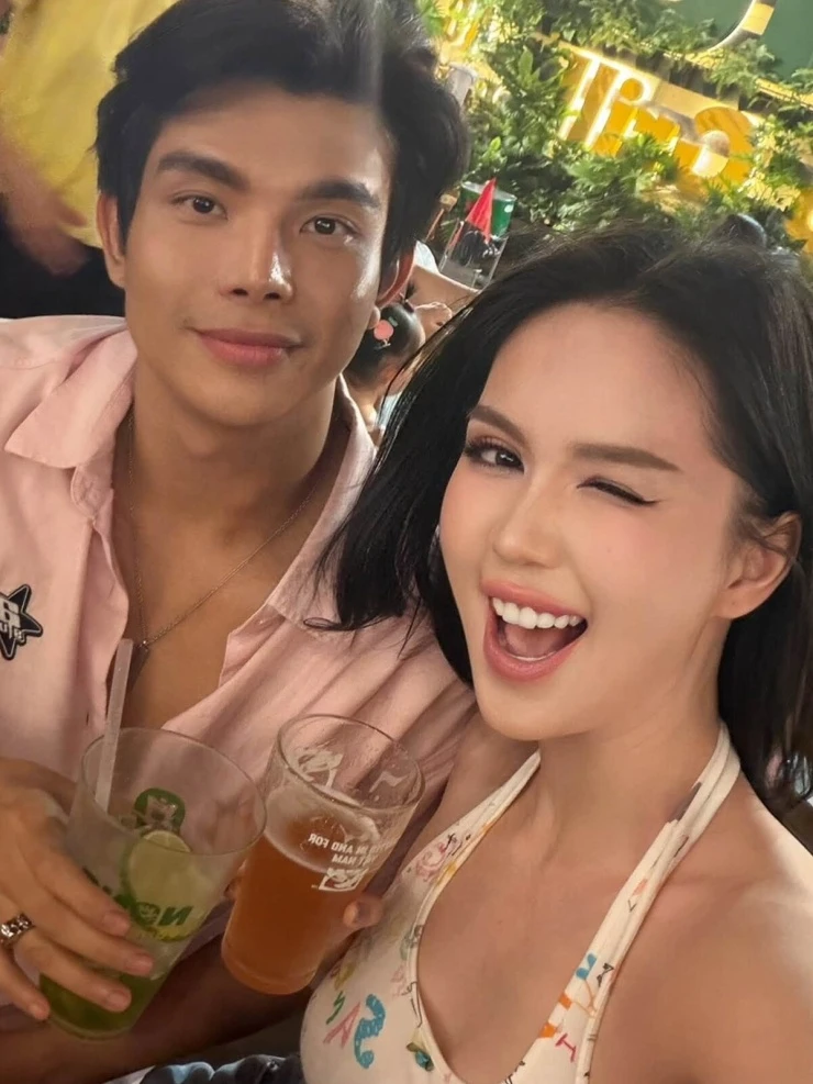 Ảnh sao 6/9: Linh Rin đón sinh nhật cùng nhóm bạn thân