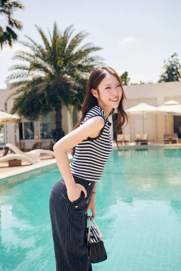 Ảnh sao 8/10: Ngân Khánh khoe vẻ gợi cảm với bikini nhỏ xíu