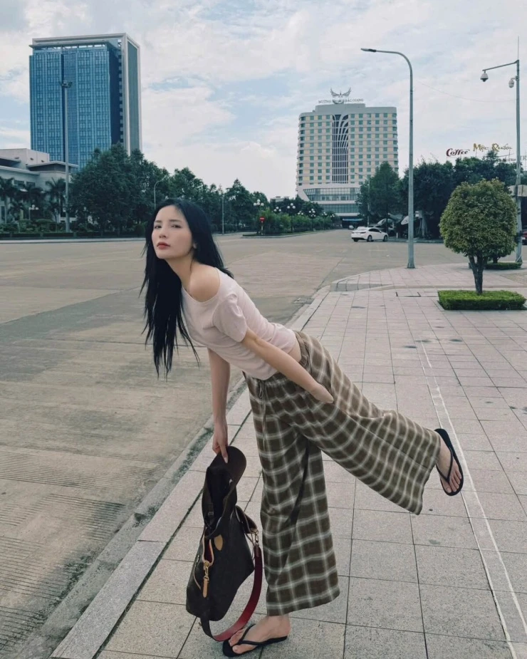 Ảnh sao 8/6: Diệp Lâm Anh quấn quýt bạn trai dưới đáy biển