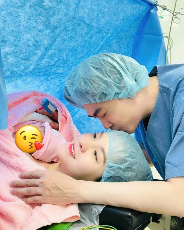 Ảnh sao 8/6: Diệp Lâm Anh quấn quýt bạn trai dưới đáy biển