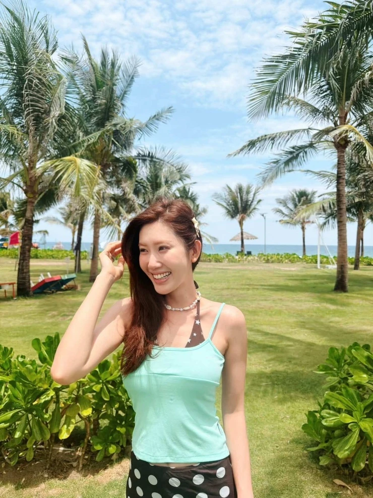 Ảnh sao 8/9: MC Hoàng Oanh khoe đang hạnh phúc