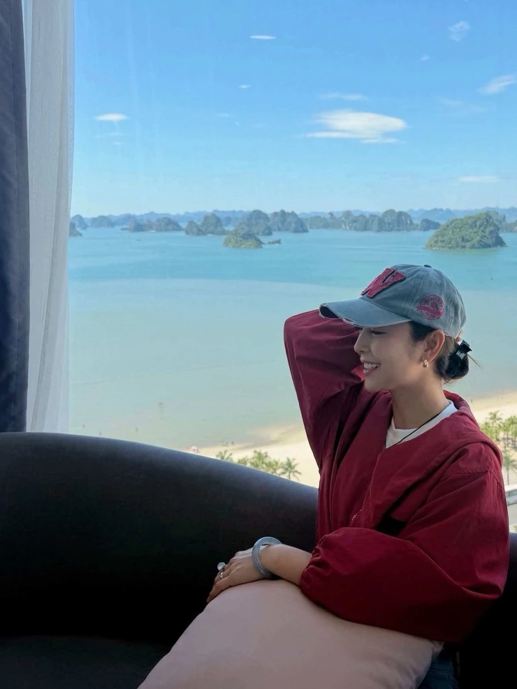 Ảnh sao 8/9: MC Hoàng Oanh khoe đang hạnh phúc