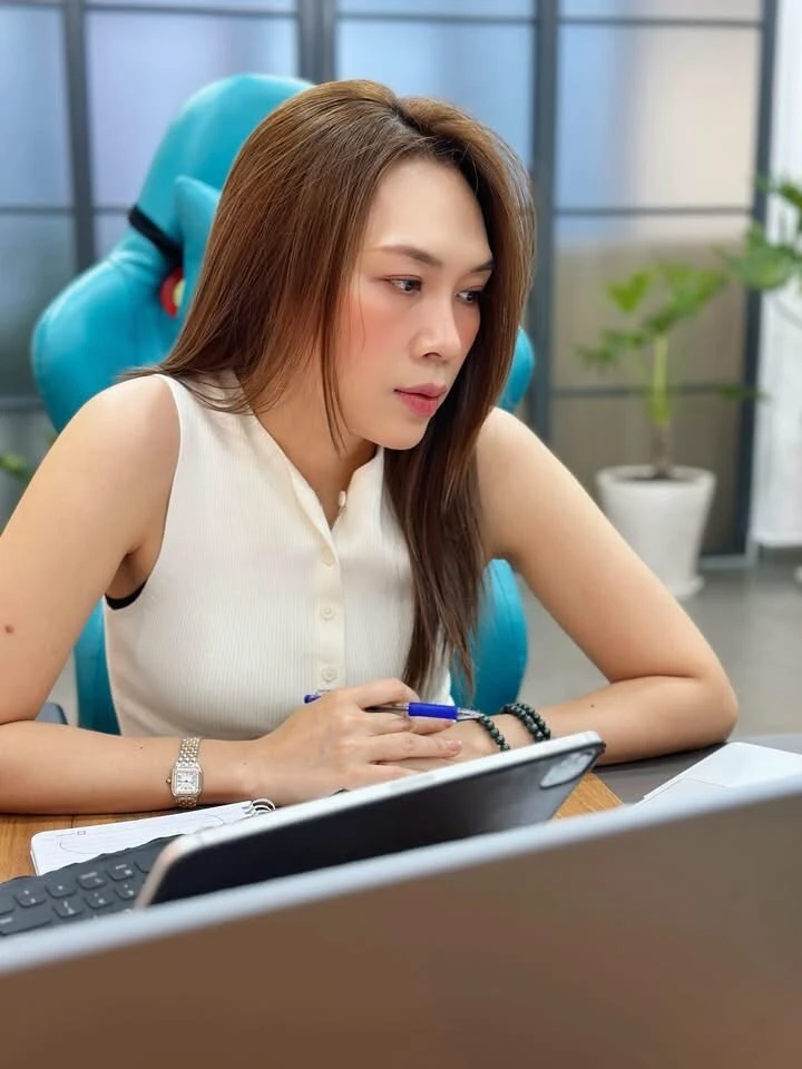Ảnh sao 9/10: Đàm Vĩnh Hưng đưa con trai đi cùng khi sang Mỹ diễn