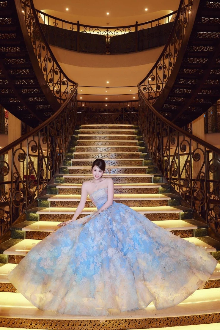 Ảnh sao 9/4: Lê Phương kỷ niệm 10 năm gặp ông xã kém tuổi