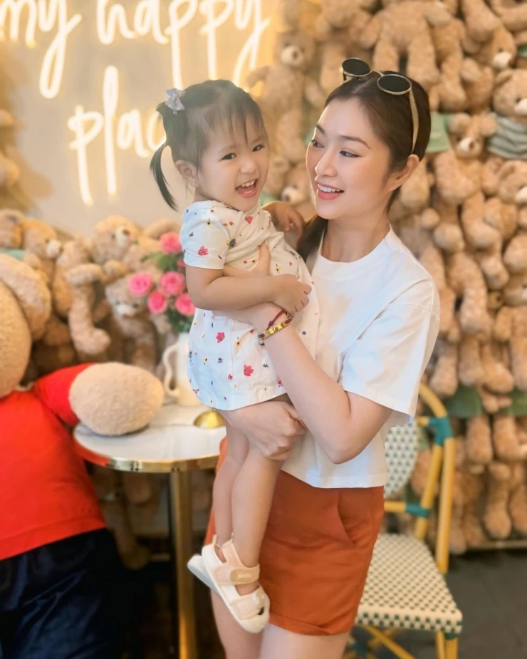 Ảnh sao 9/5: Con trai Ưng Hoàng Phúc cao hơn bố gần một cái đầu