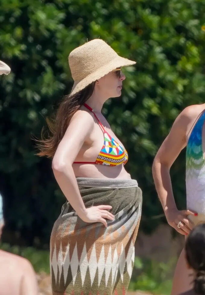 Anne Hathaway mang thai con thứ ba ở tuổi 43 Anne Hathaway mang thai con thứ ba ở tuổi 43