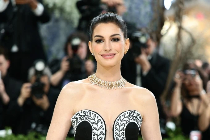 Anne Hathaway tiết lộ gần như bị mù một mắt suốt nhiều năm Anne Hathaway tiết lộ gần như bị mù một mắt suốt nhiều năm