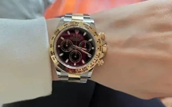 Bán đồng hồ Rolex thu về hơn 560 triệu đồng: người phụ nữ bị phong tỏa tài sản và bị công an đưa vào diện tình nghi